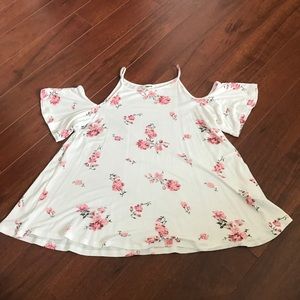 WHITE FLORAL TOP🌸